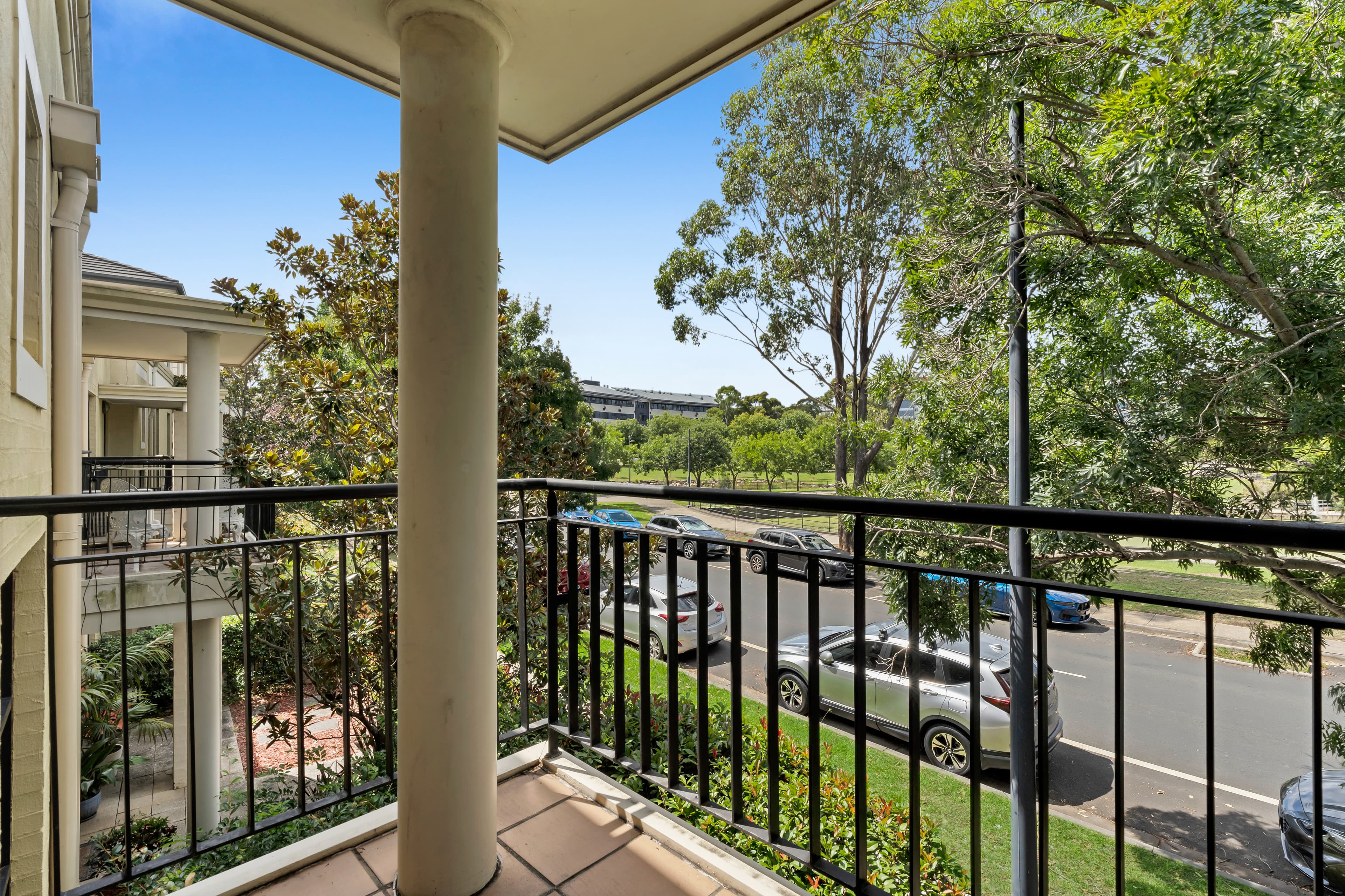 37 Parkside Crescent, Campbelltown, Campbelltown - Thumbnail 2