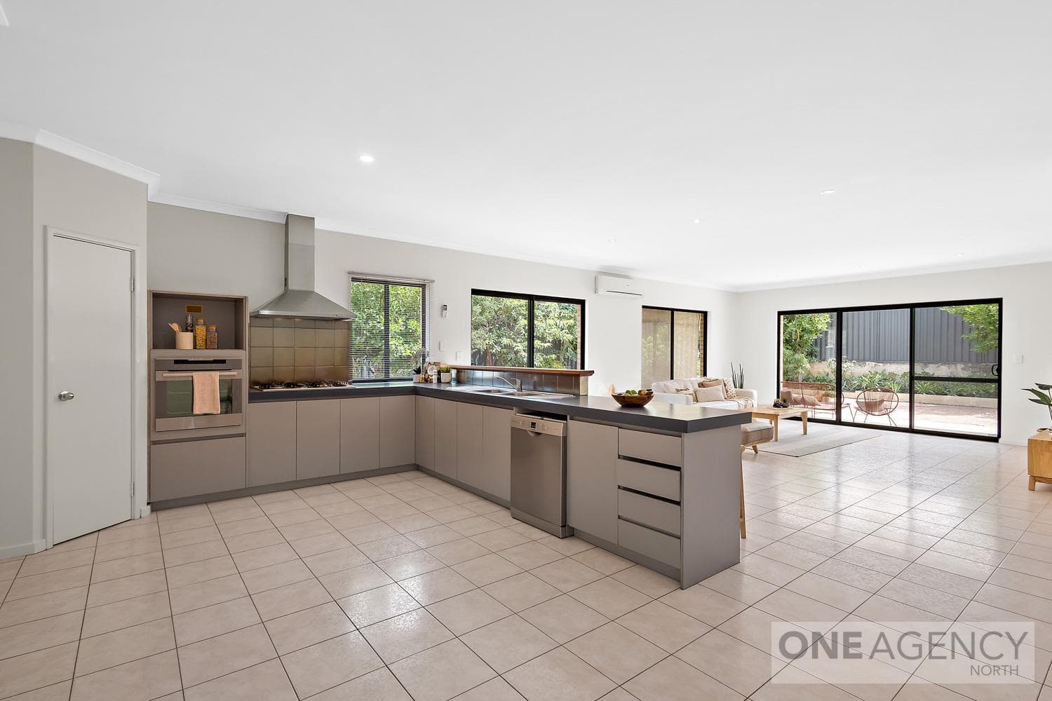 9 Octagon Gardens, Aveley, Aveley - Thumbnail 2