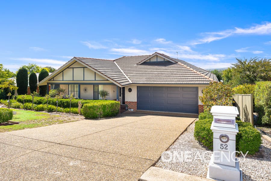 52 SIMKIN Crescent, Kooringal, Kooringal - Image 1