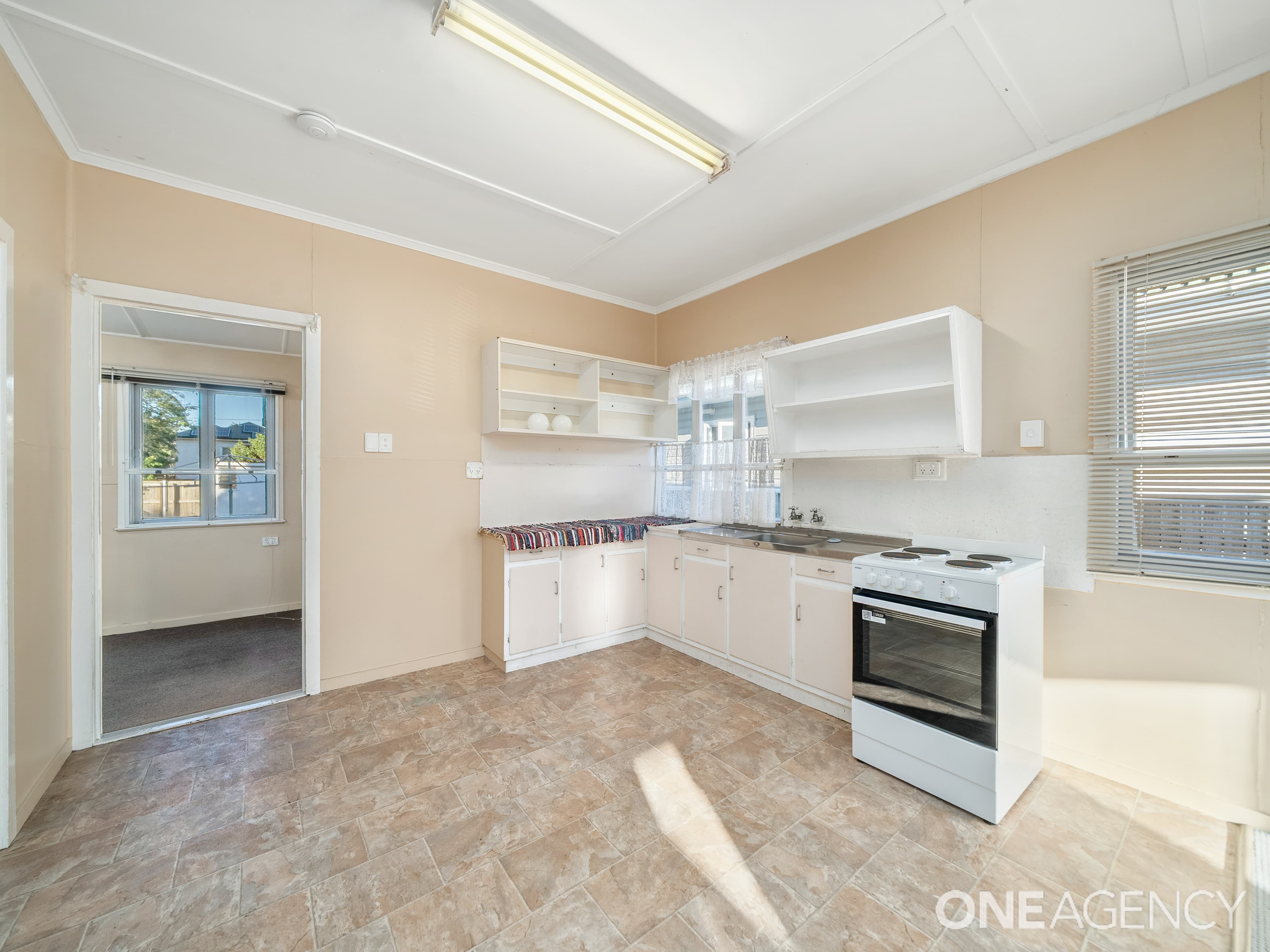 12 Donald Street, Woody Point, Woody Point - Thumbnail 4