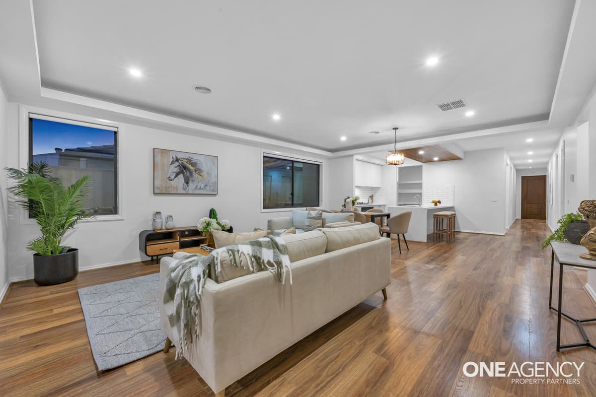 4/11 Pierce Street, Manor Lakes - Thumbnail 2
