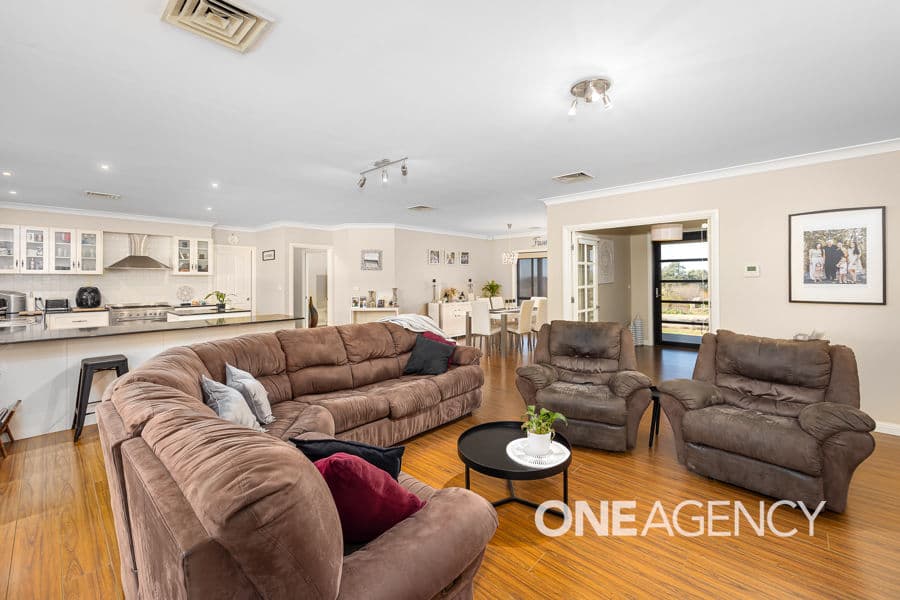 16 PEPPERMINT Drive, Springvale, Springvale - Thumbnail 3