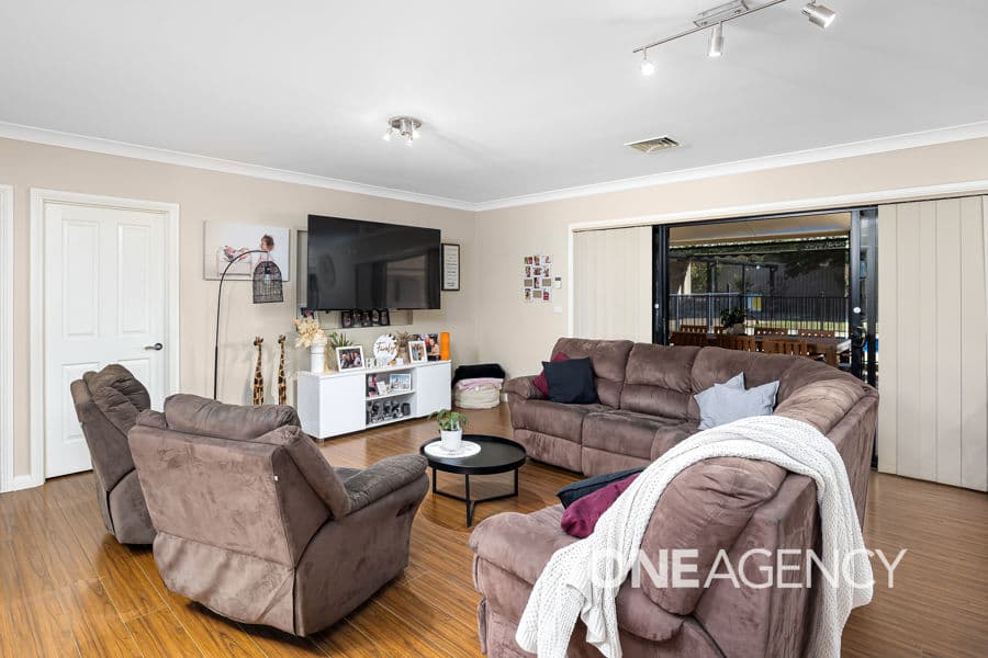 16 PEPPERMINT Drive, Springvale, Springvale - Thumbnail 4