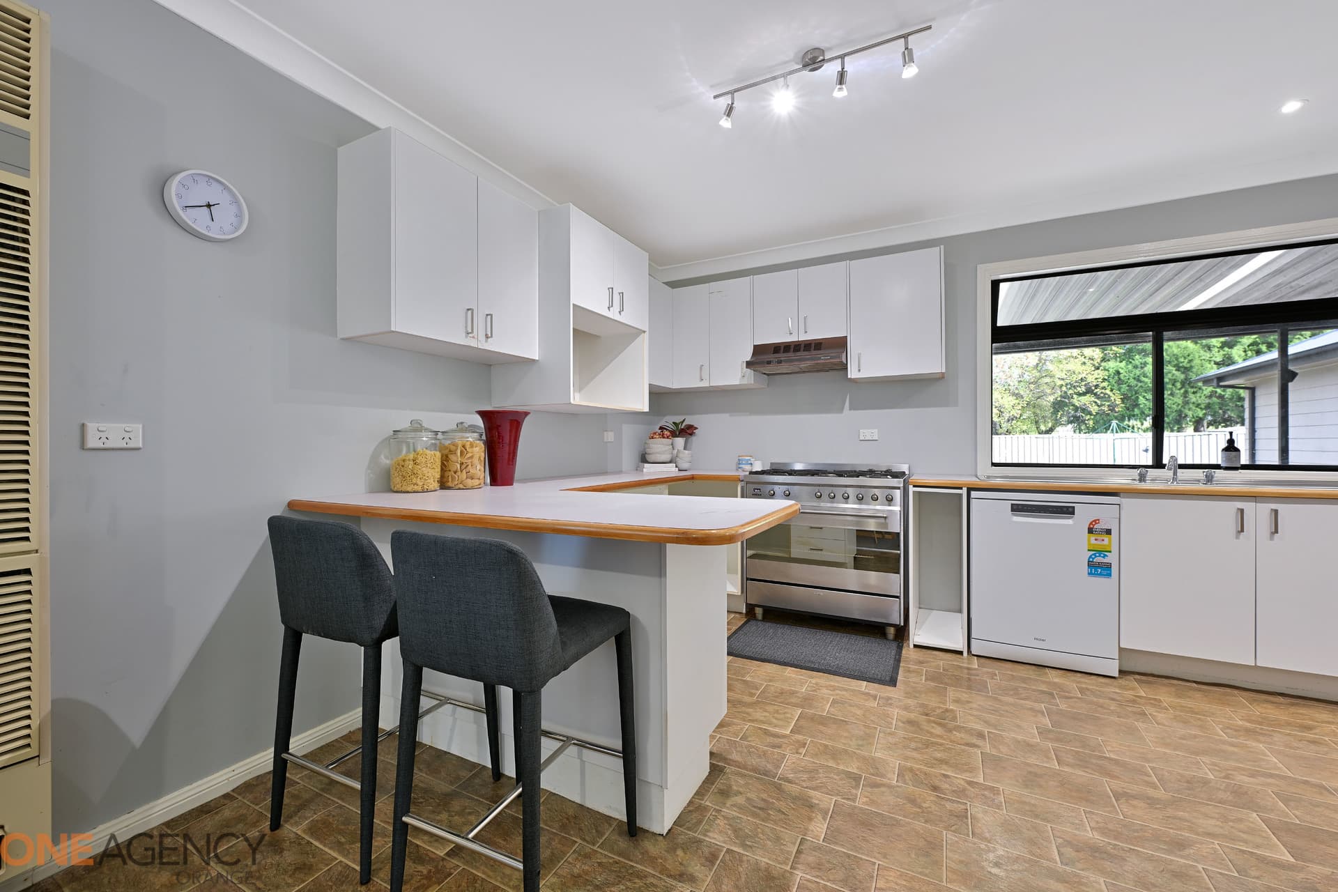 22 Lawson Crescent, Orange, Orange - Thumbnail 3