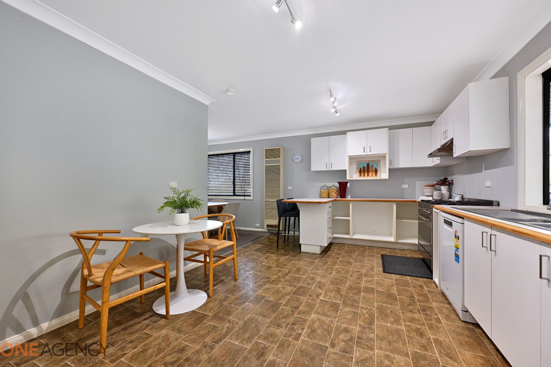 22 Lawson Crescent, Orange, Orange - Thumbnail 5