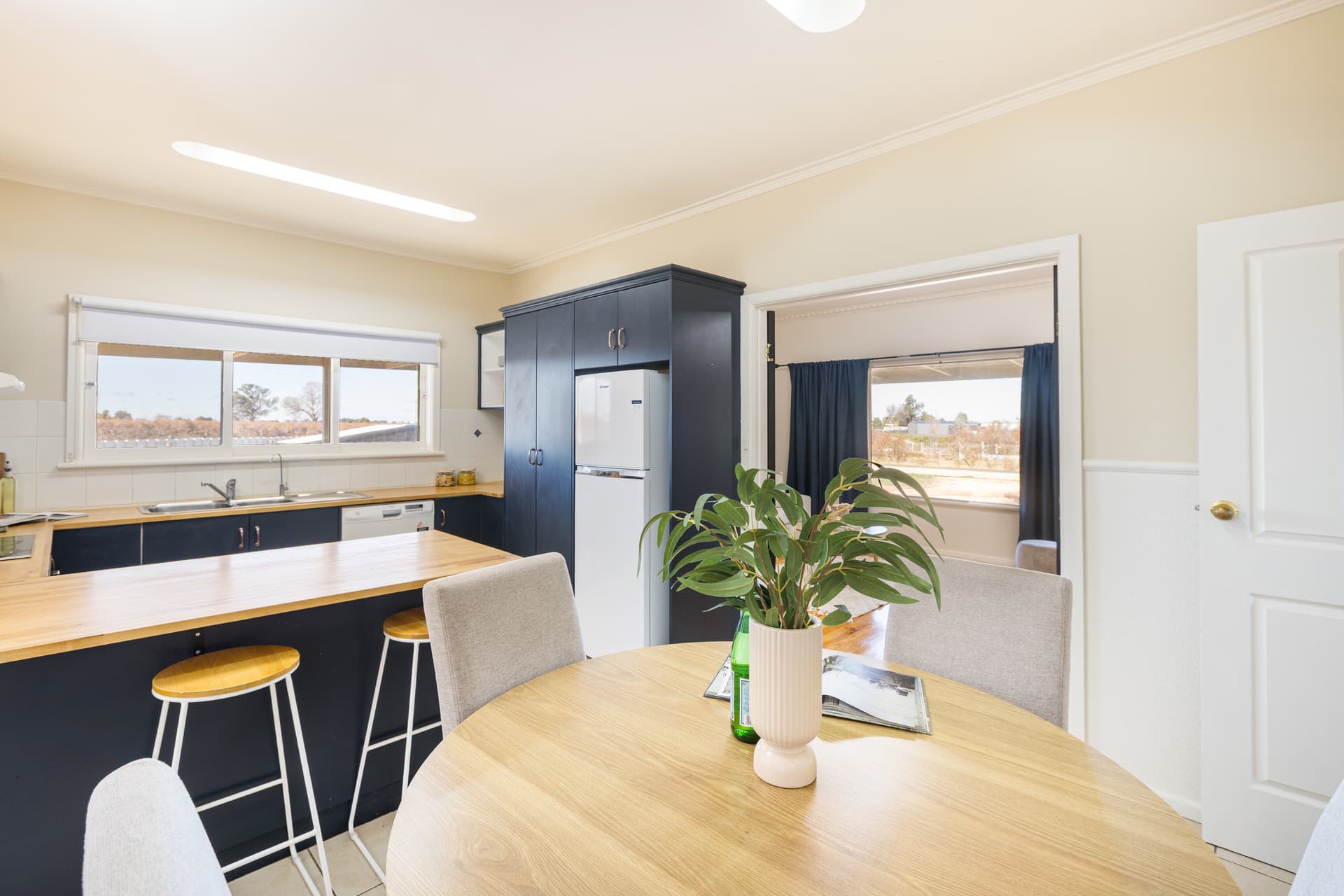 623 Dairtnunk Avenue, Cardross, Cardross - Thumbnail 8