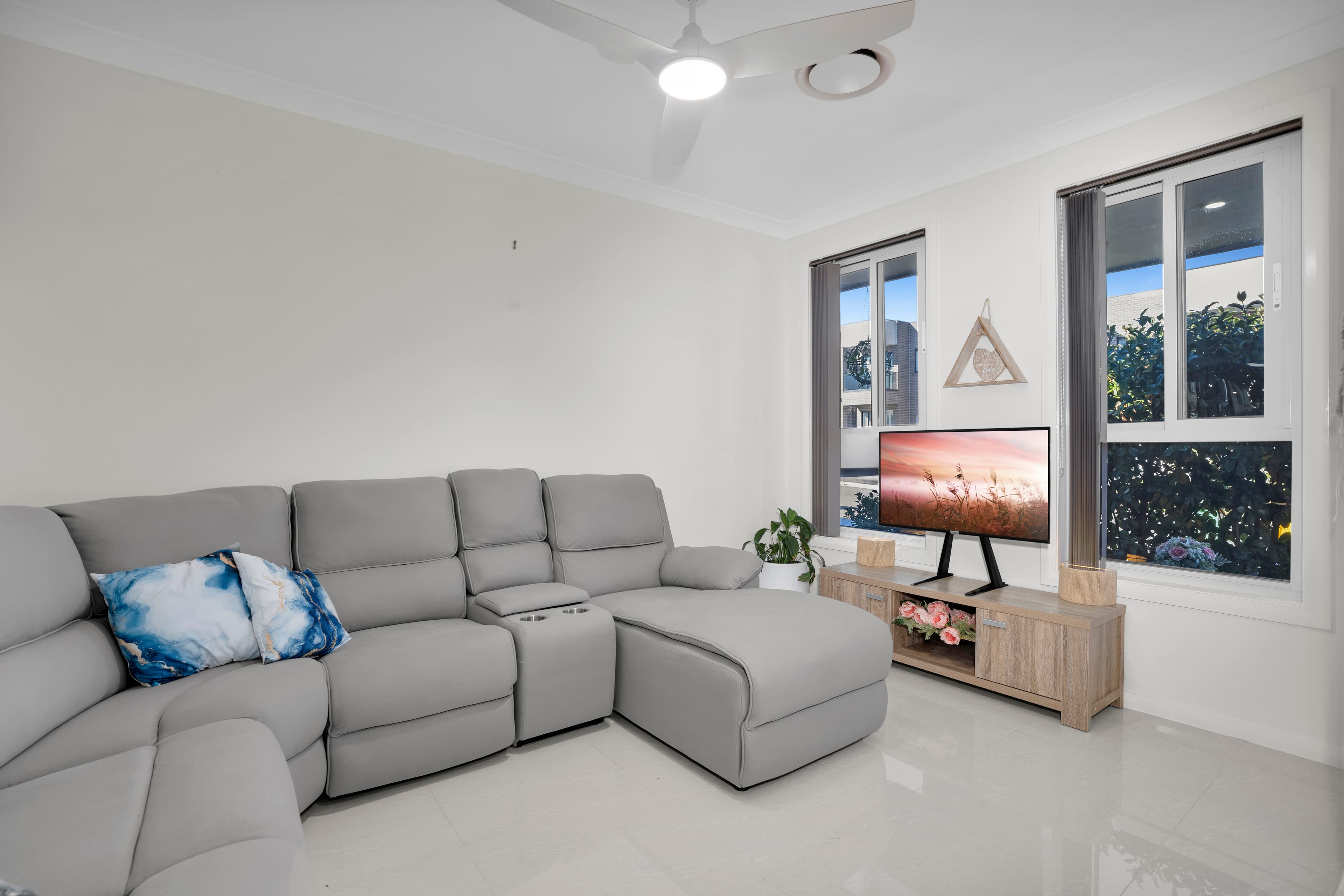 40 Bluebell Crescent, Spring Farm, Spring Farm - Thumbnail 2