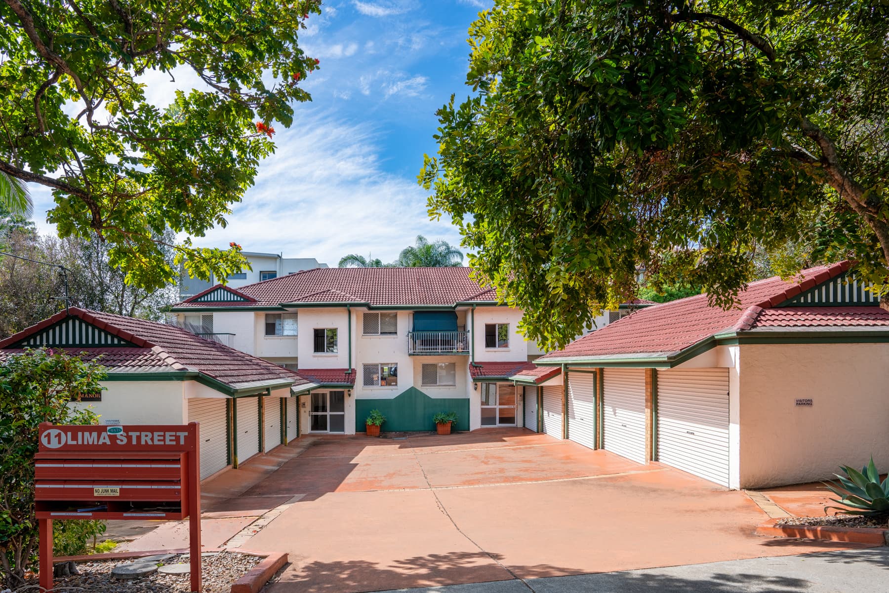 2/11 Lima Street, Auchenflower - Image 1
