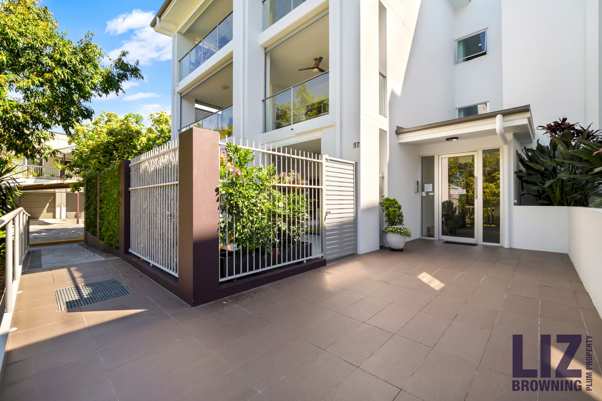 33/17 Marshall Lane, Kenmore - Image 1