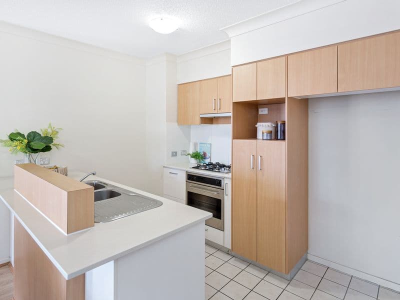 404/21 Patrick Lane, Toowong - Thumbnail 4