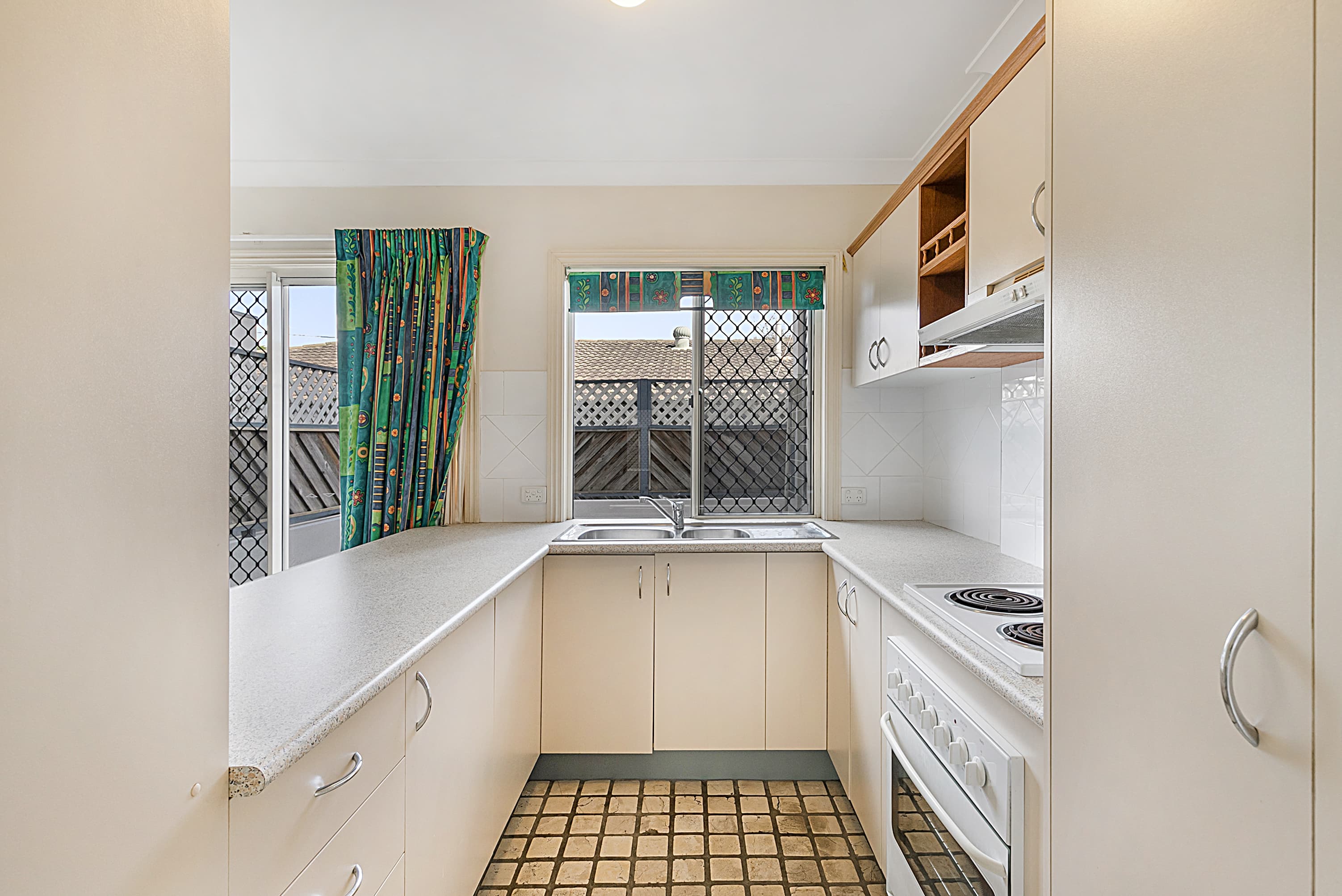 8/507 Oxley Road, Sherwood - Image 1