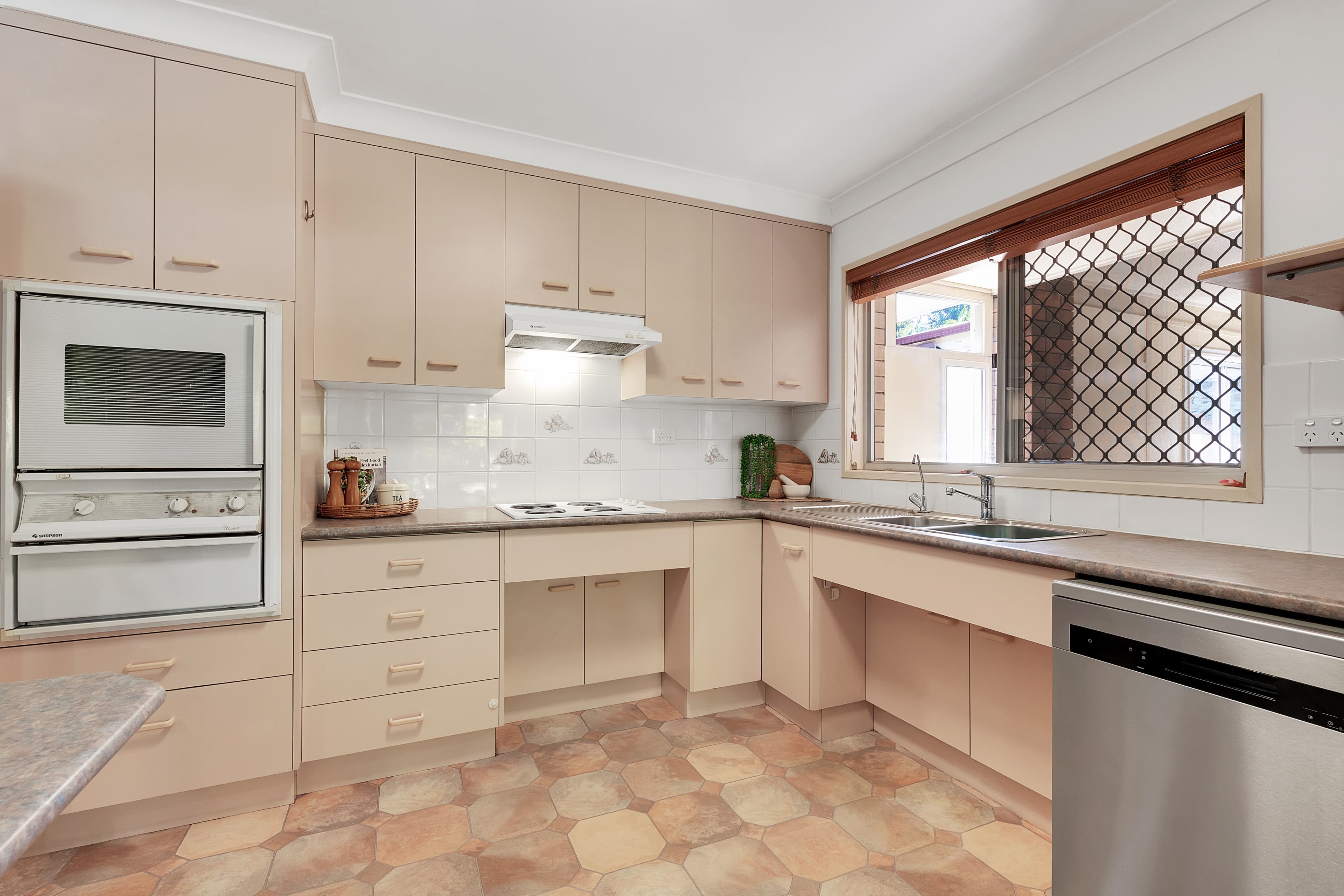 9 Lant Street, Chapel Hill - Thumbnail 4