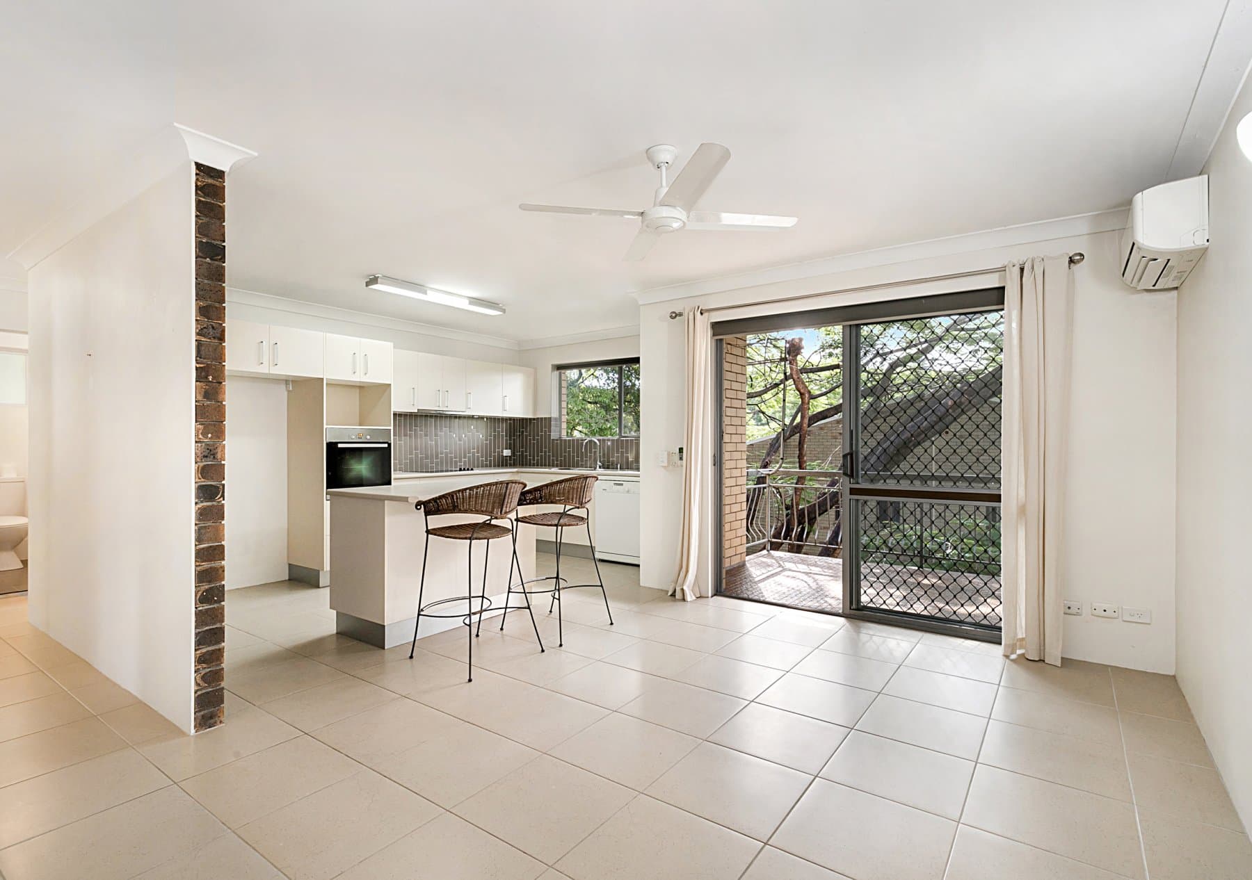 8/15 Douglas Street, St Lucia - Image 1