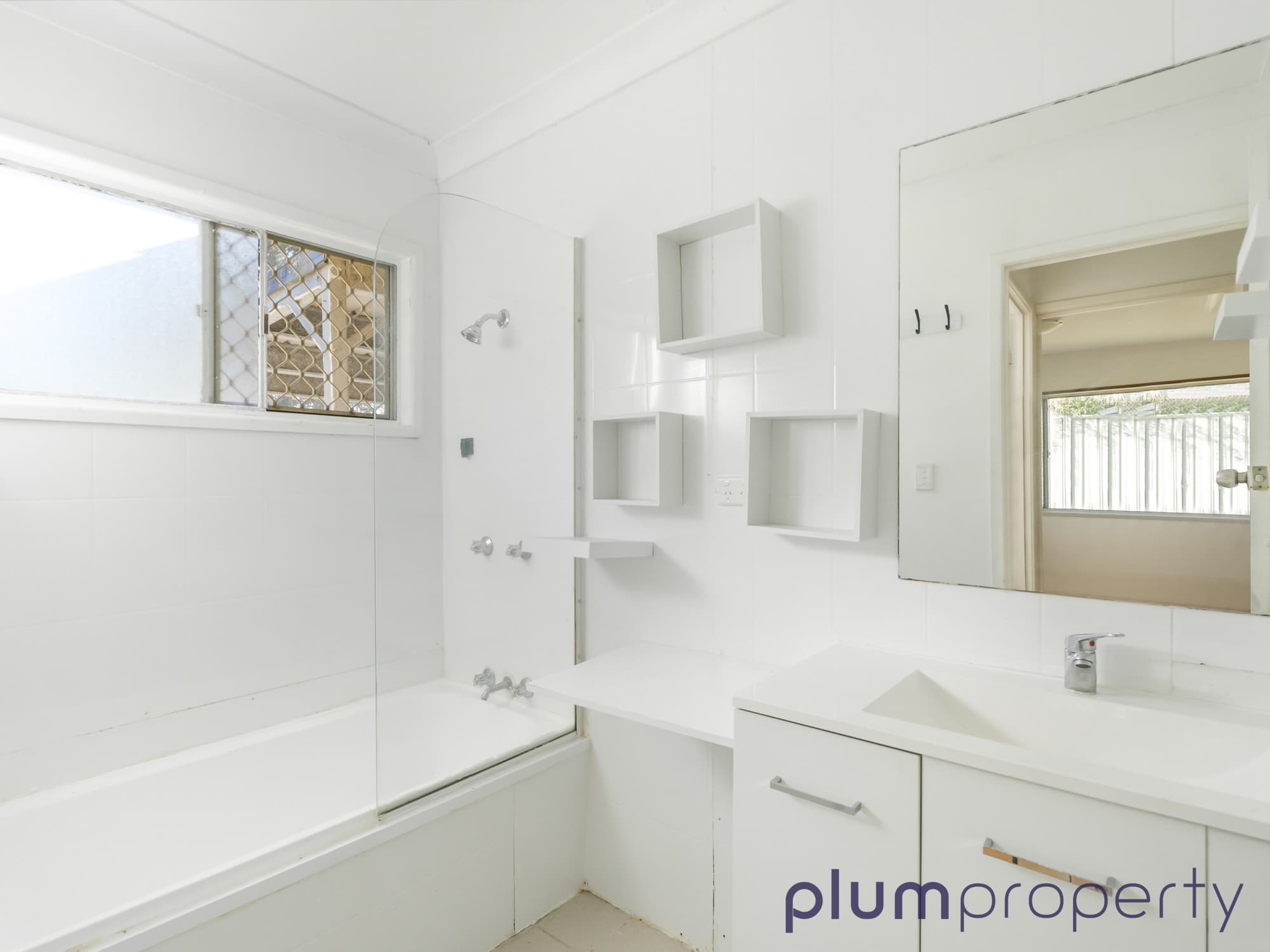 10 Camellia Avenue, Ashmore - Thumbnail 8