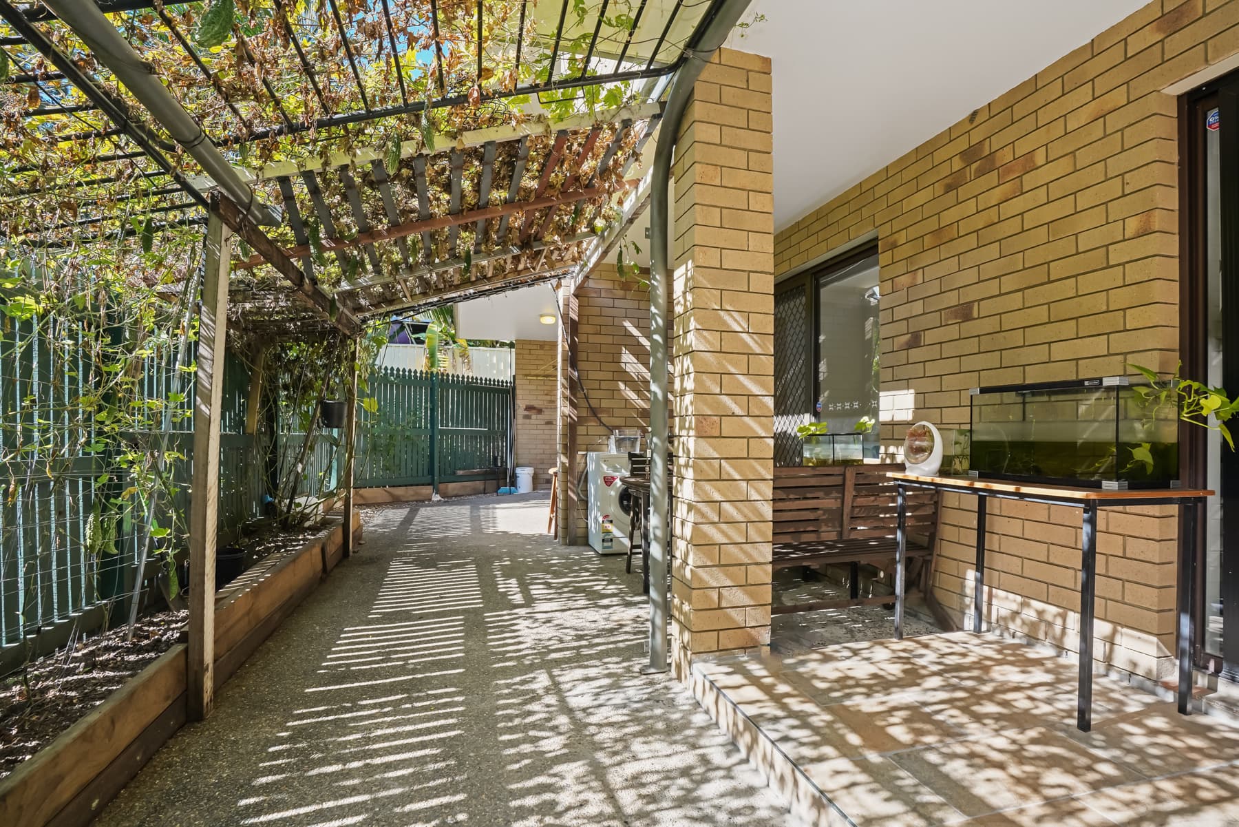 2/20 Brisbane Street, St Lucia - Image 1