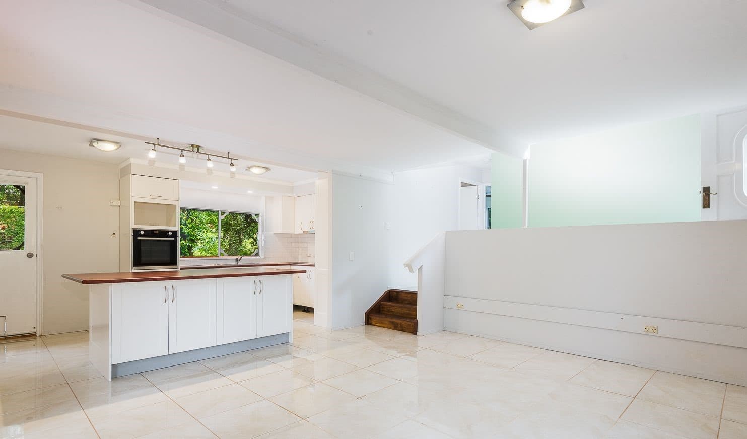 93 Essendon Road, Anstead - Thumbnail 2