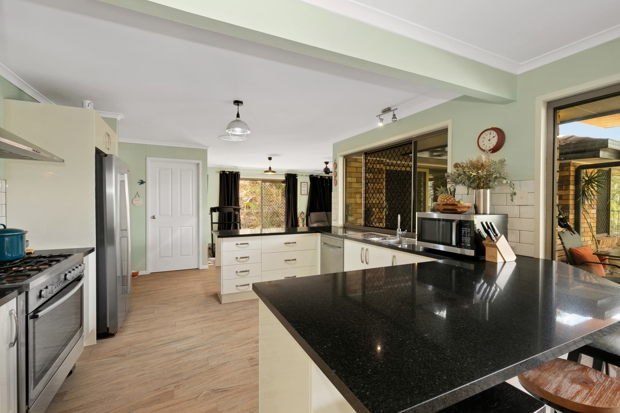 17 Thoona Close, Karana Downs - Thumbnail 2