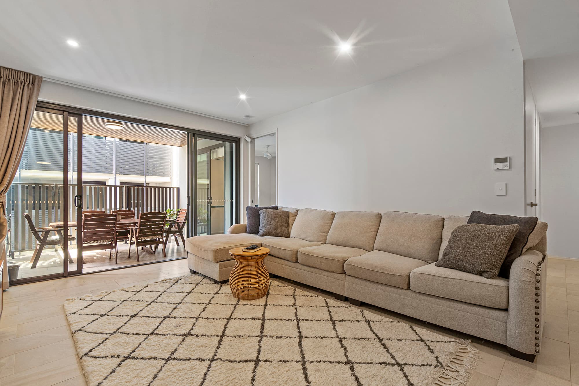 304/191 Clarence Roa..., Indooroopilly - Thumbnail 2