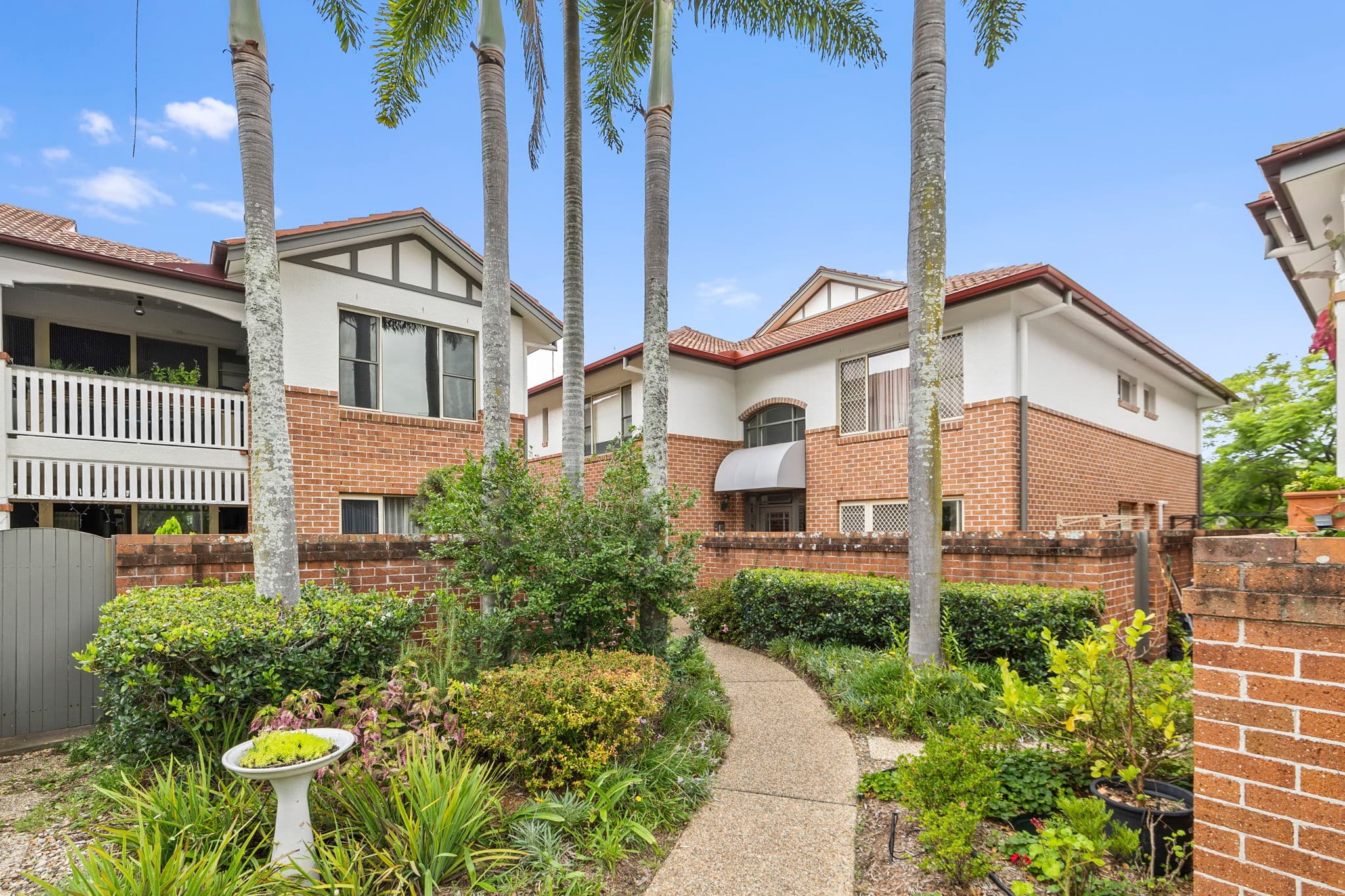 10/12 Bellevue Parad..., Taringa - Thumbnail 2
