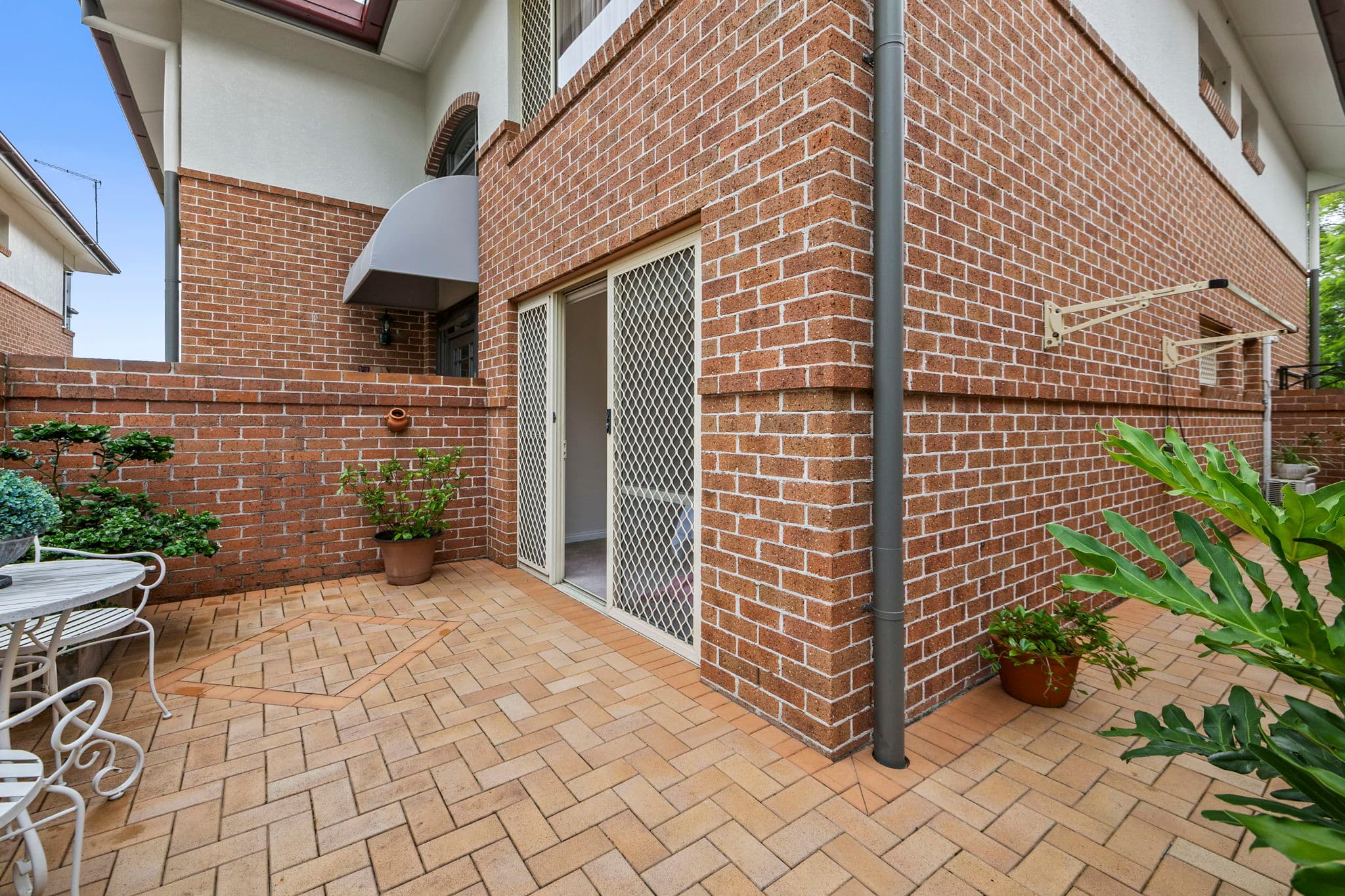 10/12 Bellevue Parad..., Taringa - Thumbnail 4