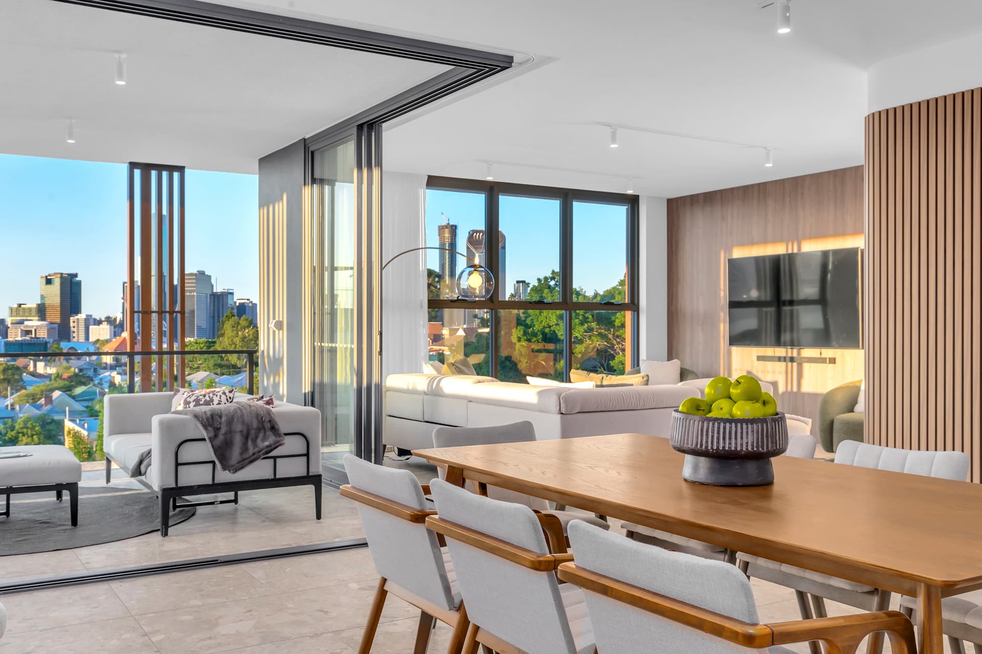 402/11 Carlton Stree..., Highgate Hill - Thumbnail 2