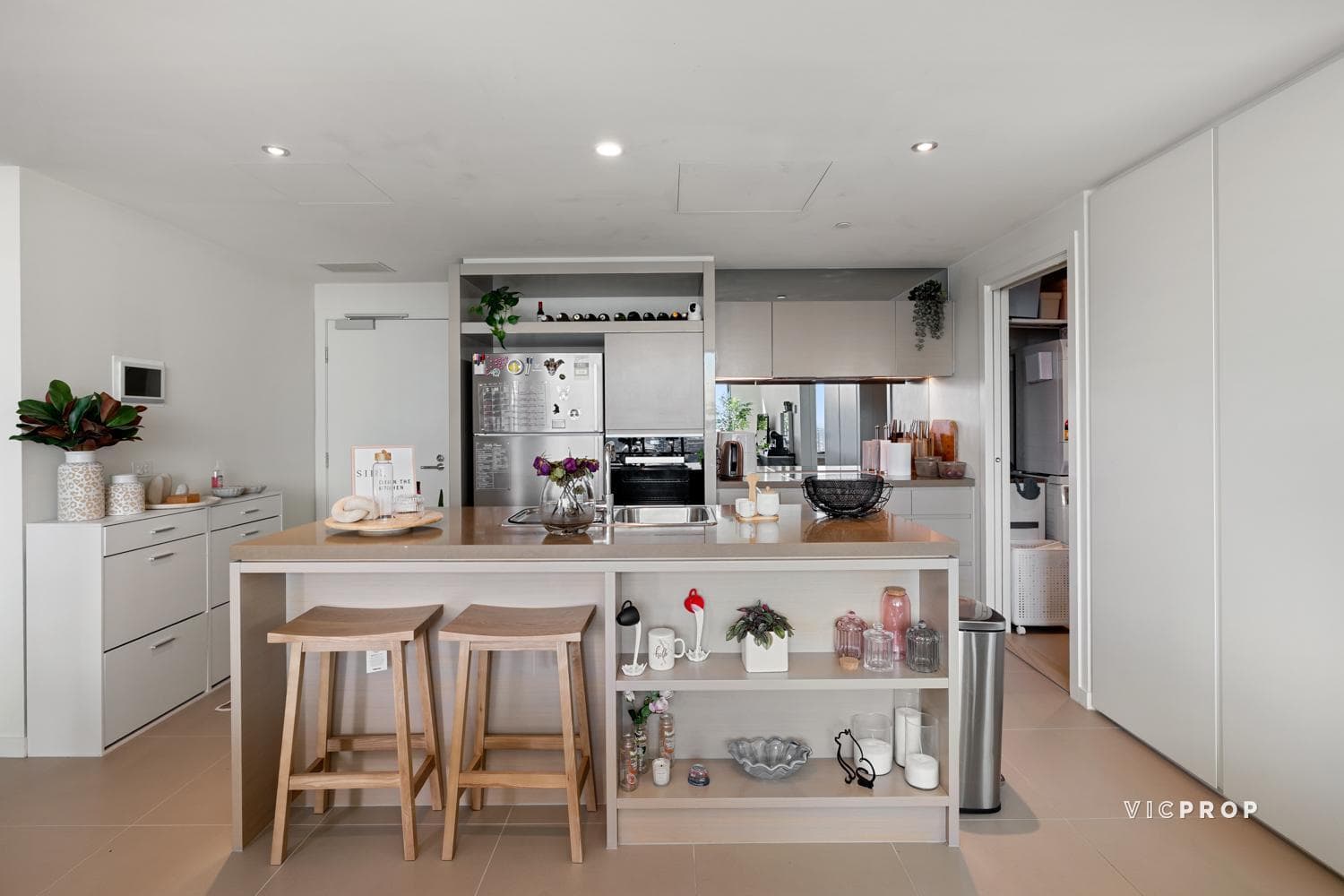 1004/9 Waterside Place, Docklands - Thumbnail 4