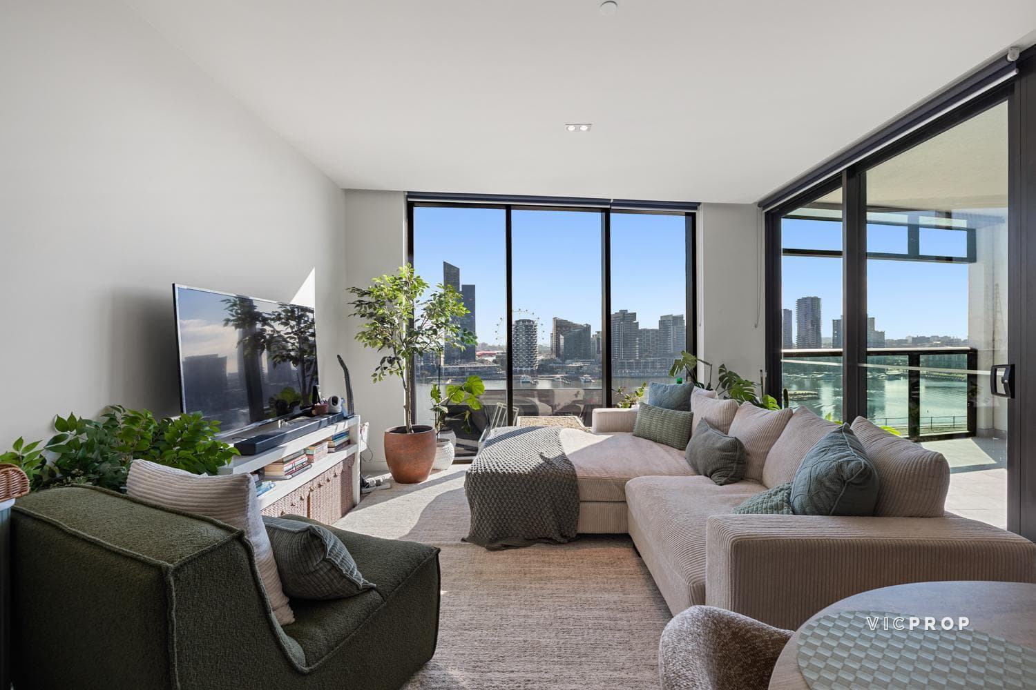 1004/9 Waterside Place, Docklands - Image 1
