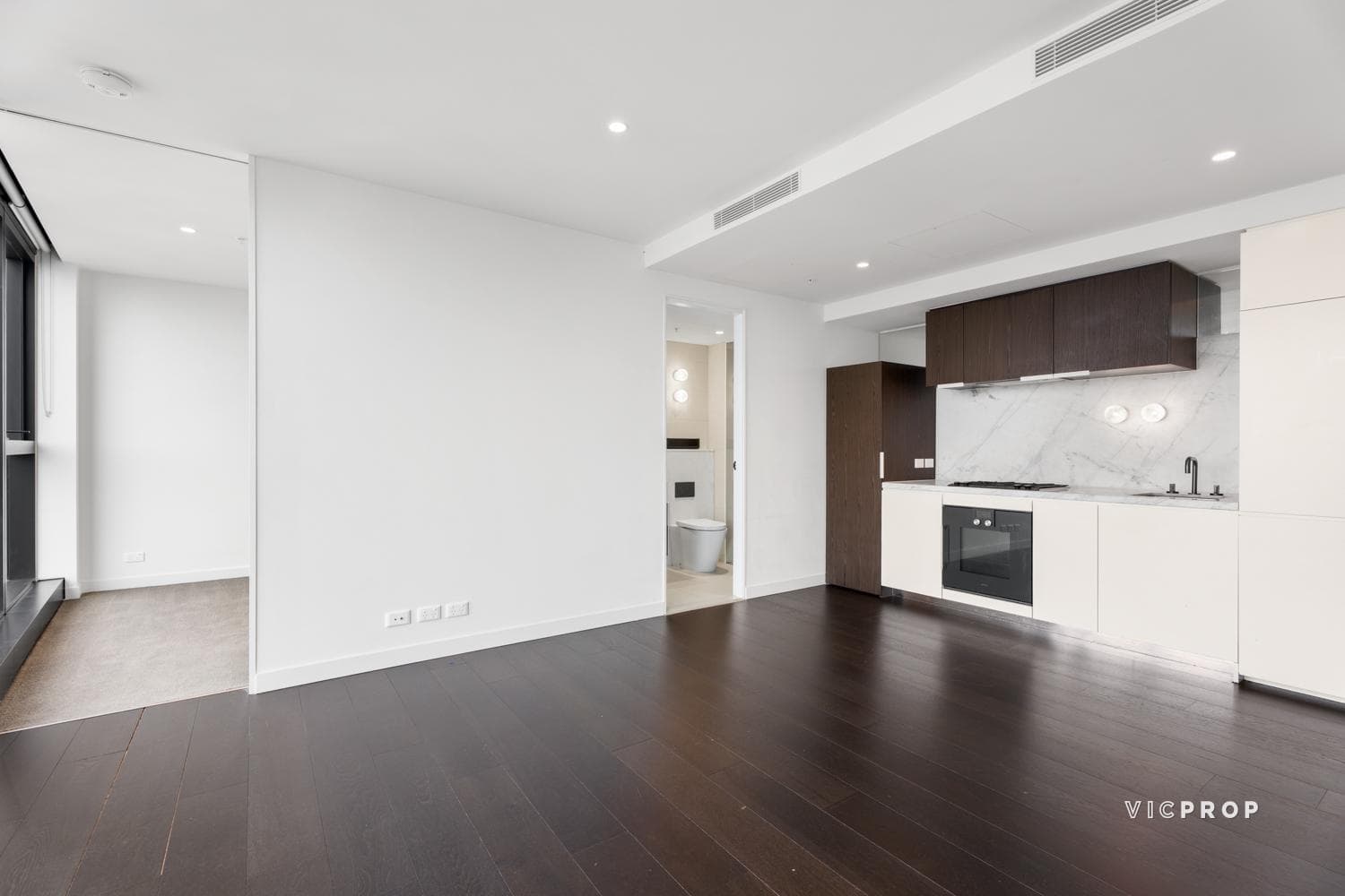 6109/370 Queen Street, Melbourne - Thumbnail 2