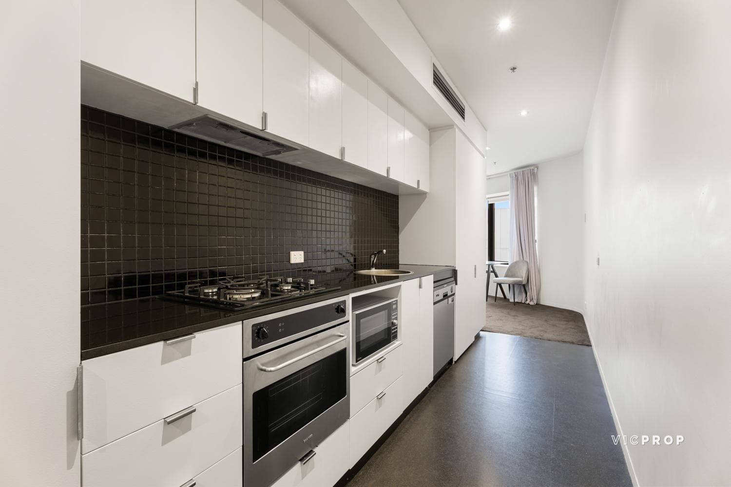 816/300 Swanston Street, Melbourne - Thumbnail 3