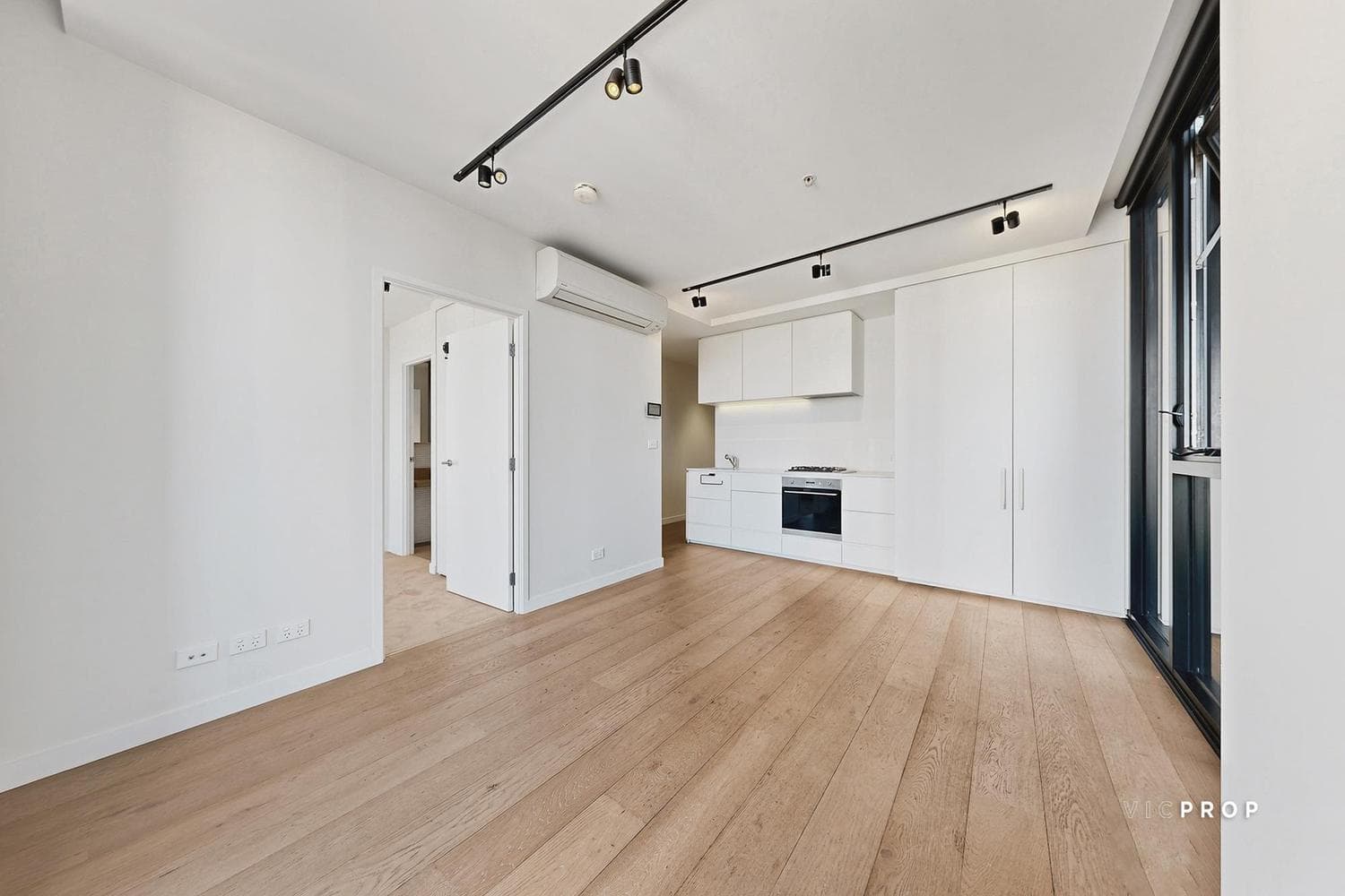803/65 Dudley Street, West Melbourne - Thumbnail 2