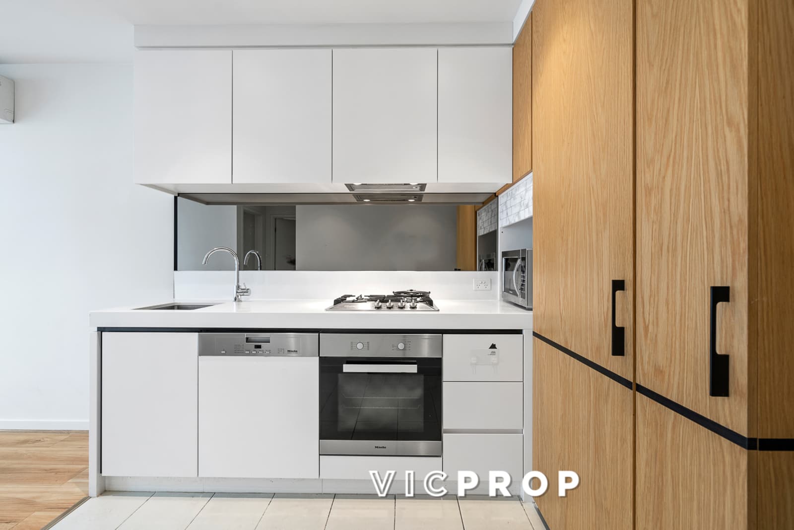 1612/8 Daly Street, South Yarra - Thumbnail 2