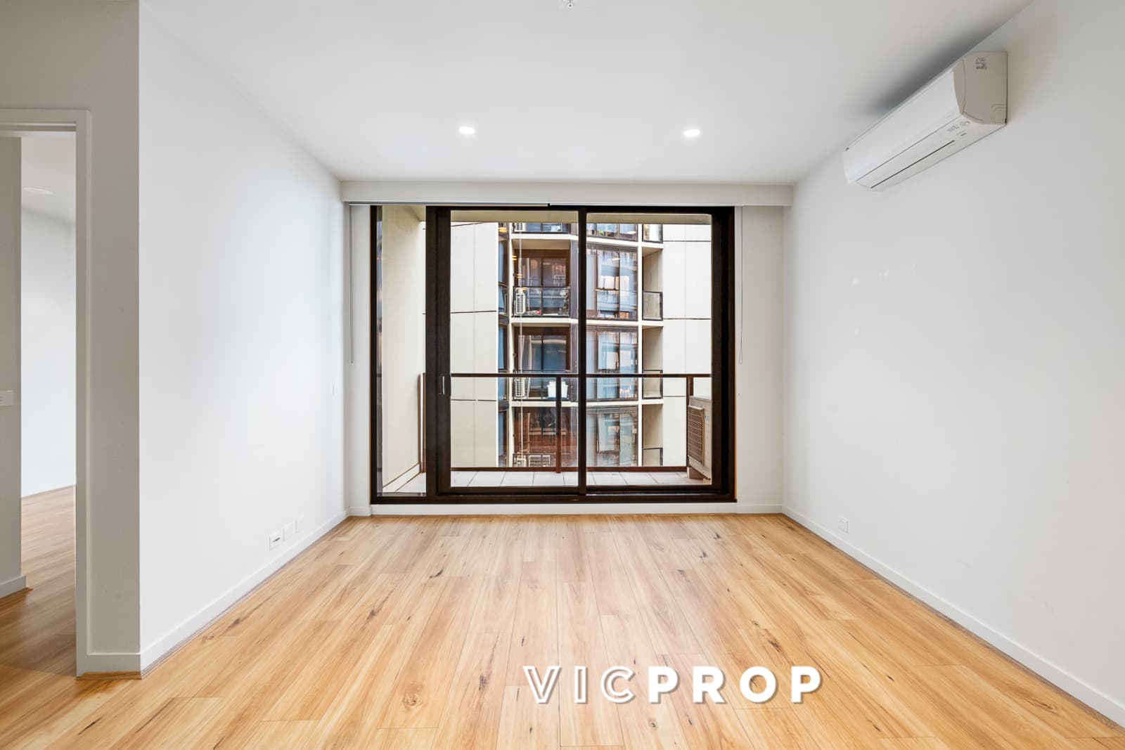1612/8 Daly Street, South Yarra - Thumbnail 4