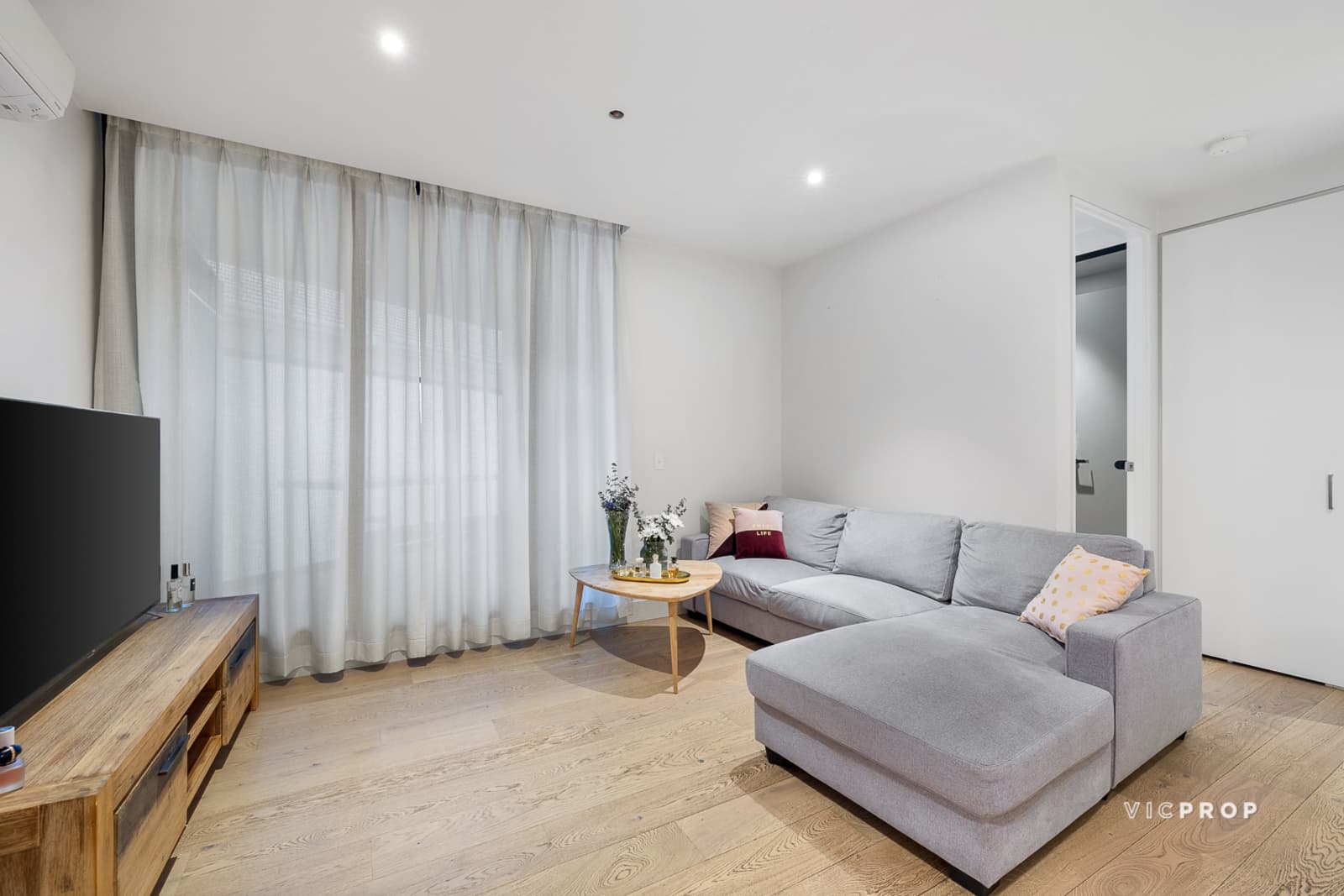 208/77 Queens Road, Melbourne - Thumbnail 2