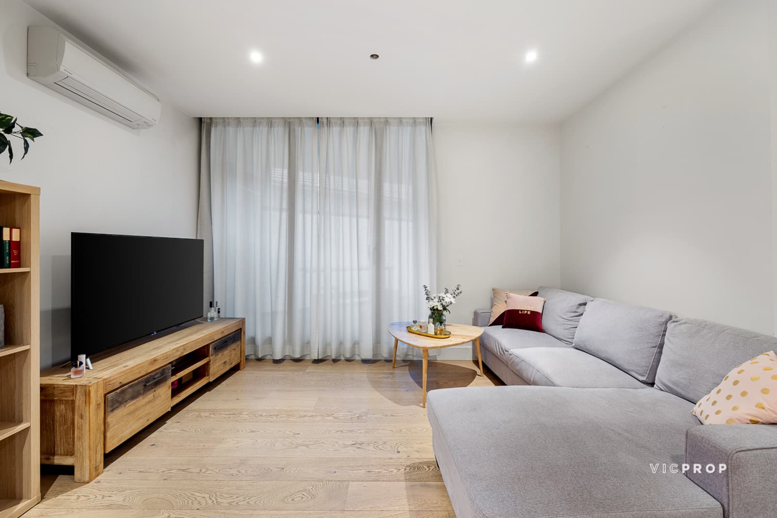 208/77 Queens Road, Melbourne - Thumbnail 4