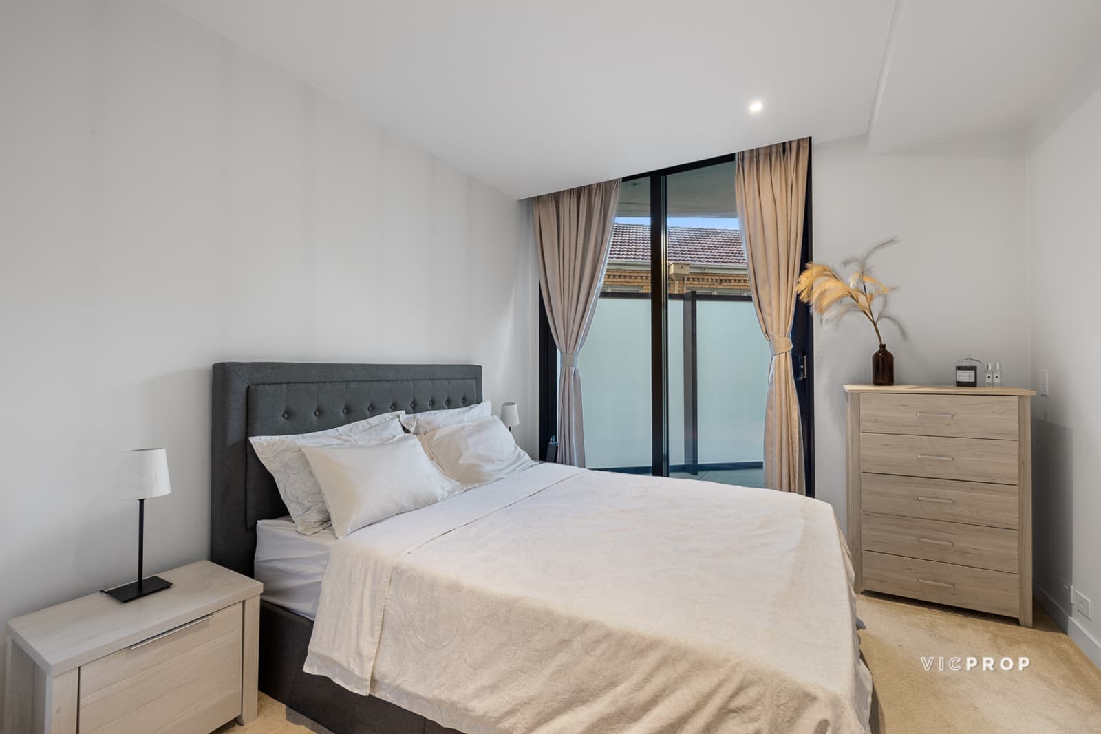 208/77 Queens Road, Melbourne - Thumbnail 8