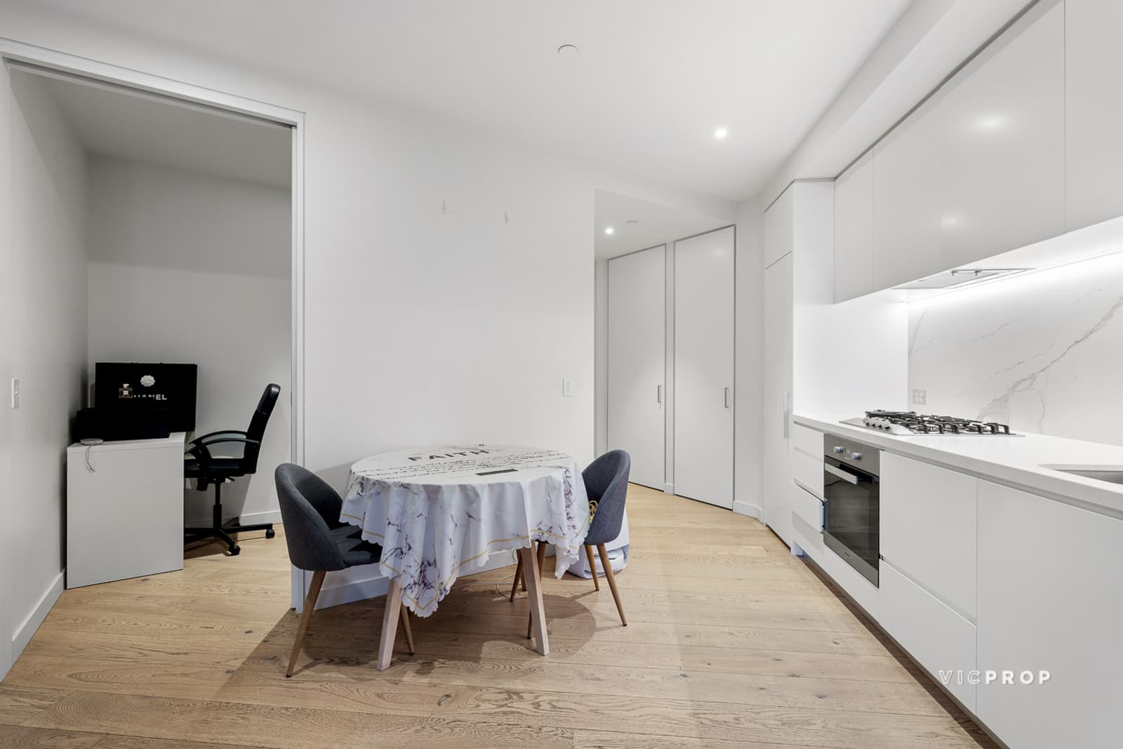 208/77 Queens Road, Melbourne - Thumbnail 5