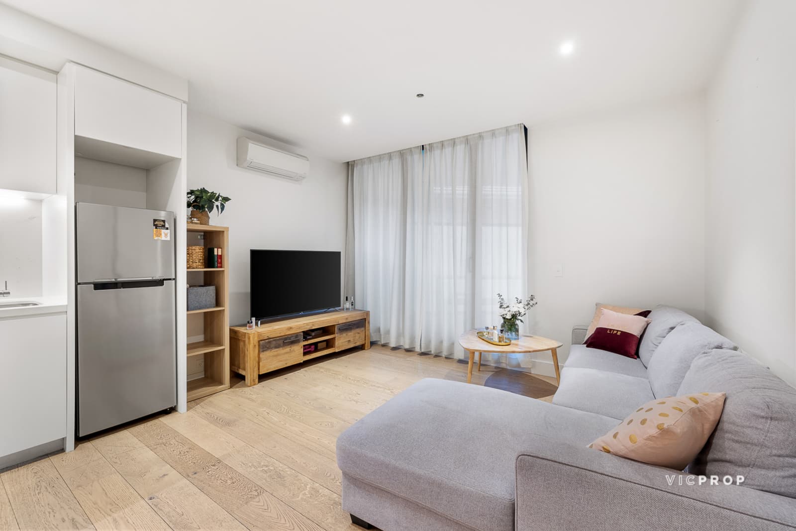208/77 Queens Road, Melbourne - Thumbnail 3