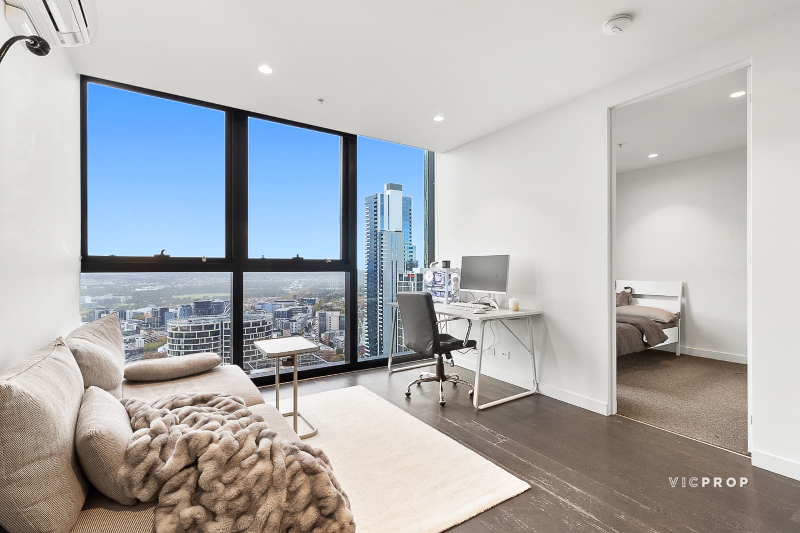 5407/135 Abeckett Street, Melbourne - Thumbnail 3