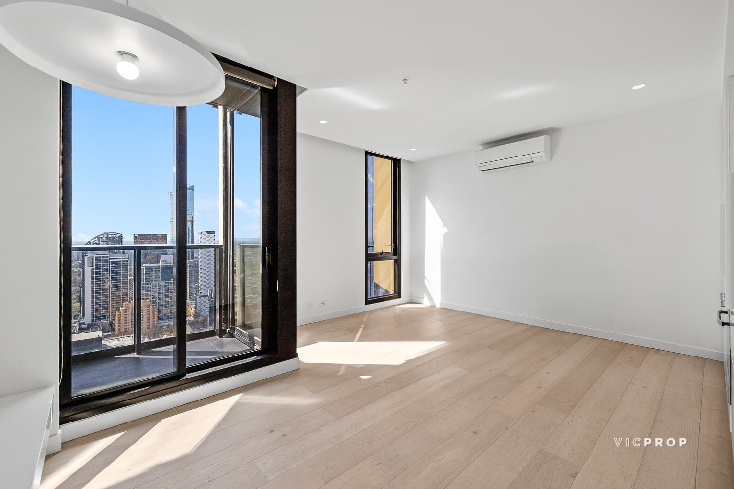 4102/81 Abeckett Street, Melbourne - Thumbnail 2