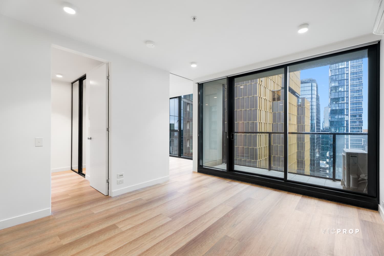 2802/33 Mackenzie Street, Melbourne - Thumbnail 3