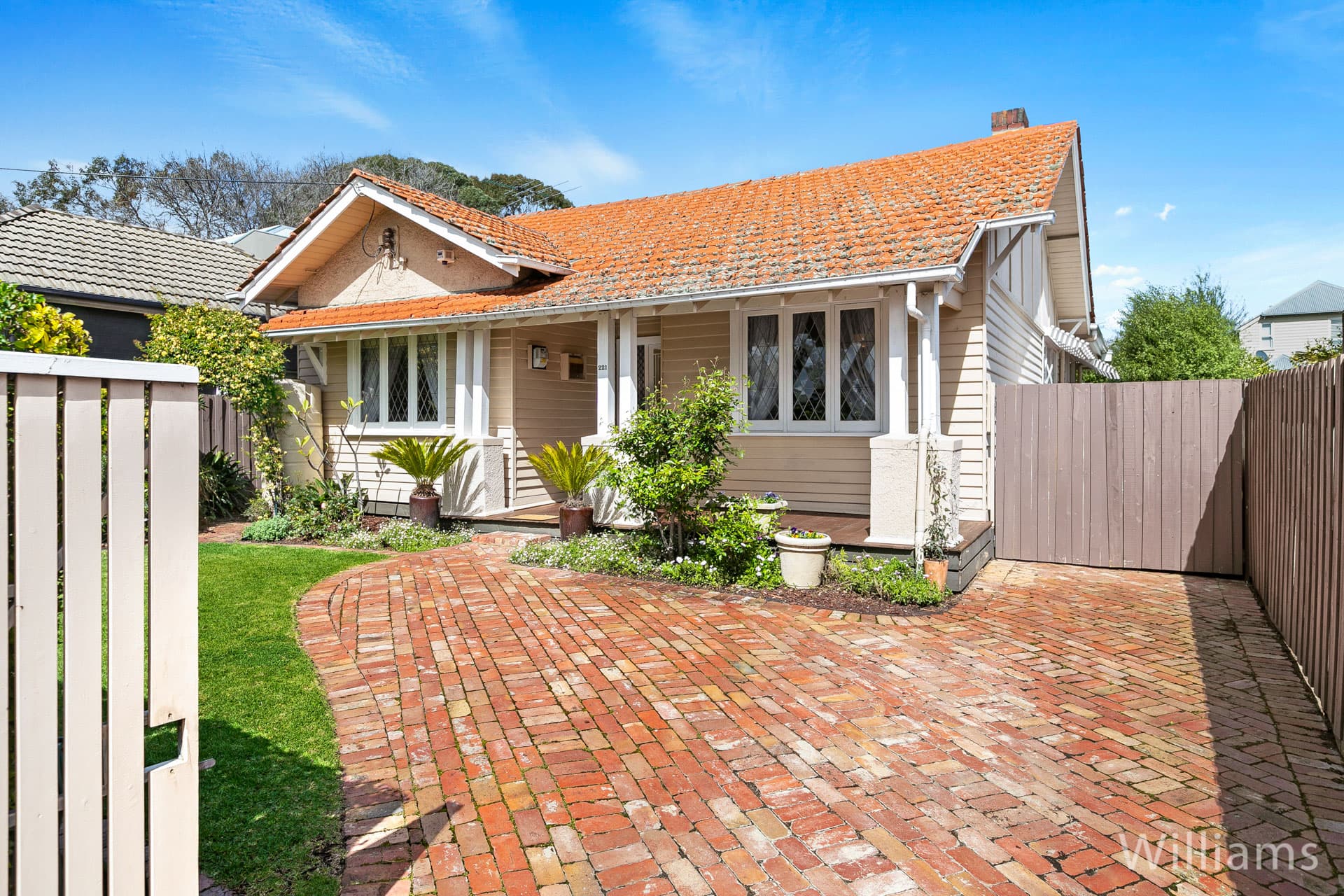 221 Douglas Parade, Newport - Thumbnail 2