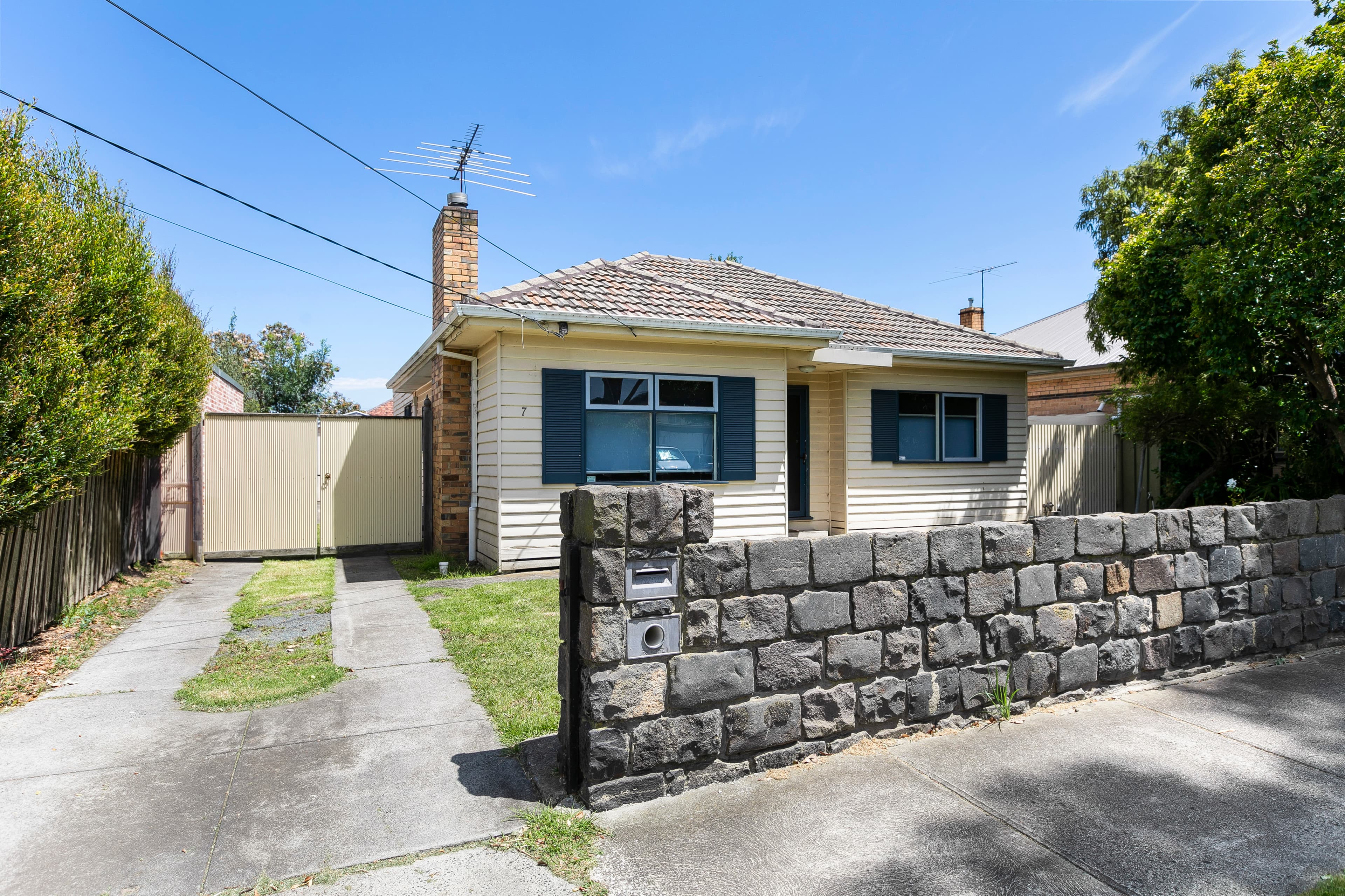7 Graham Street, Newport - Image 1