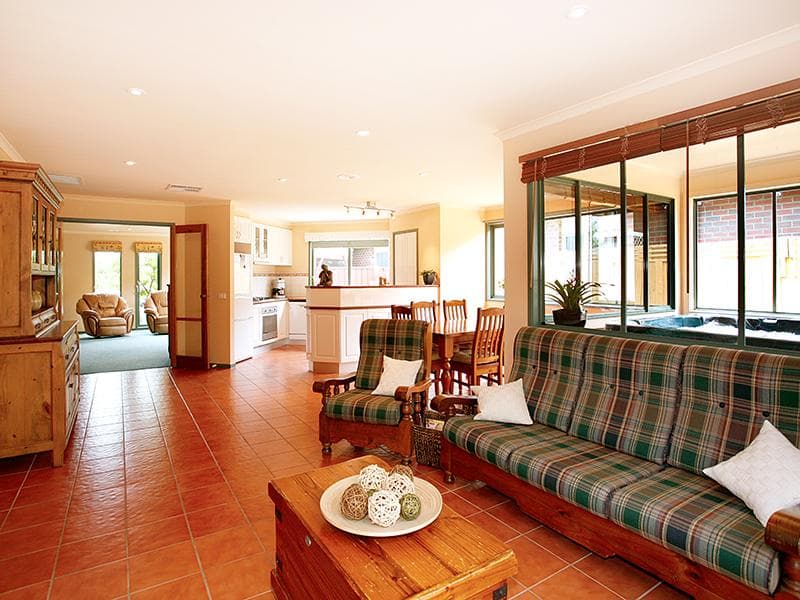 8 Kingshott Close, Williamstown - Thumbnail 2