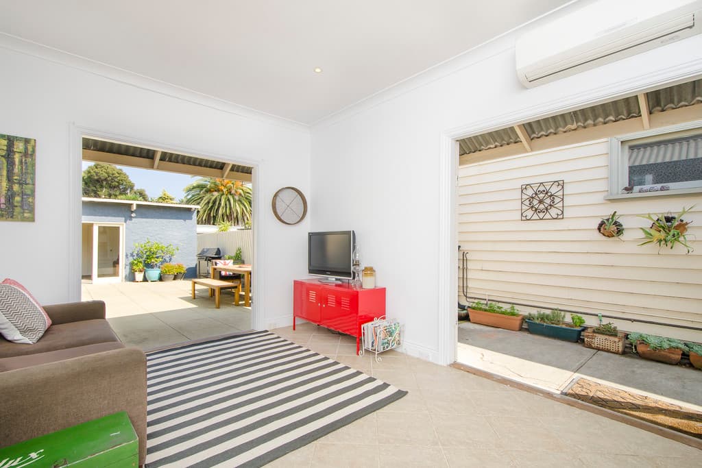 40 Railway Crescent, Williamstown - Thumbnail 2
