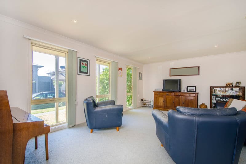24 McGuire Crescent, Williamstown - Thumbnail 2