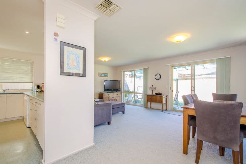 24 McGuire Crescent, Williamstown - Thumbnail 3