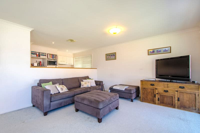 24 McGuire Crescent, Williamstown - Thumbnail 4