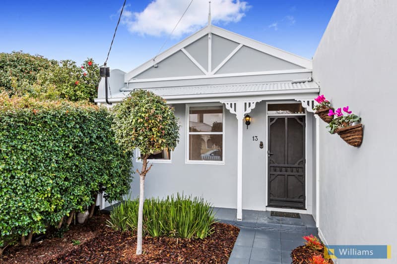 13 Russell Place, Williamstown - Image 1