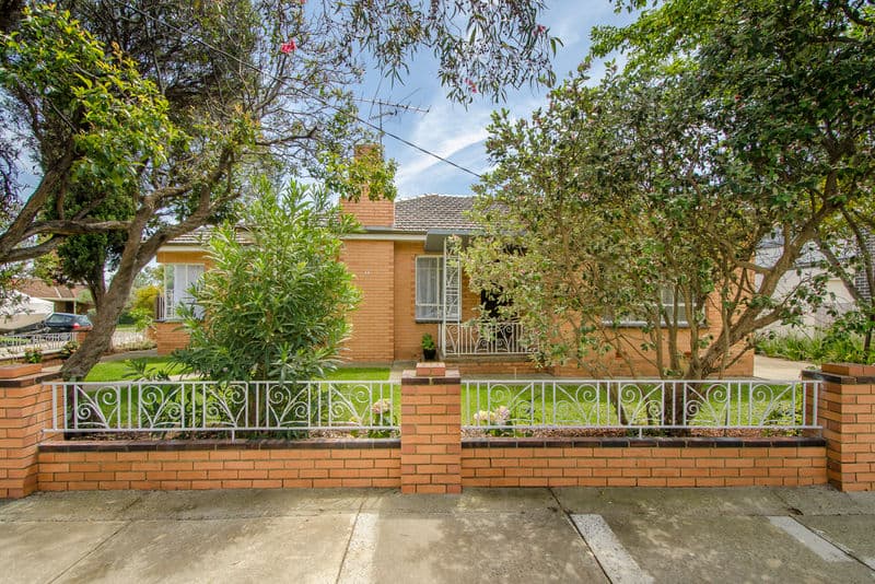 14 Bruce Street, Newport - Image 1