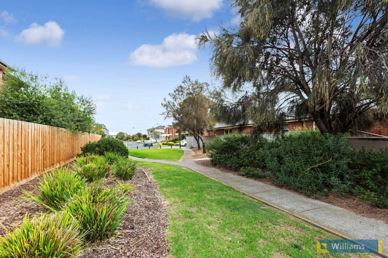 12 McGuire Crescent, Williamstown - Thumbnail 7